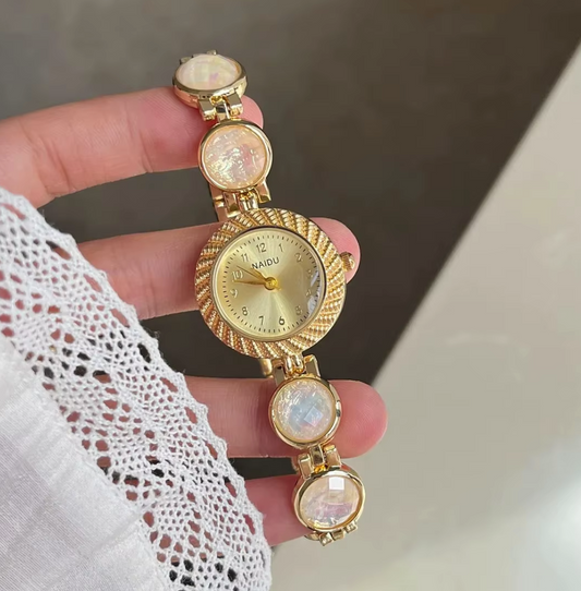 Reloj Dorado con Detalles Decorativos